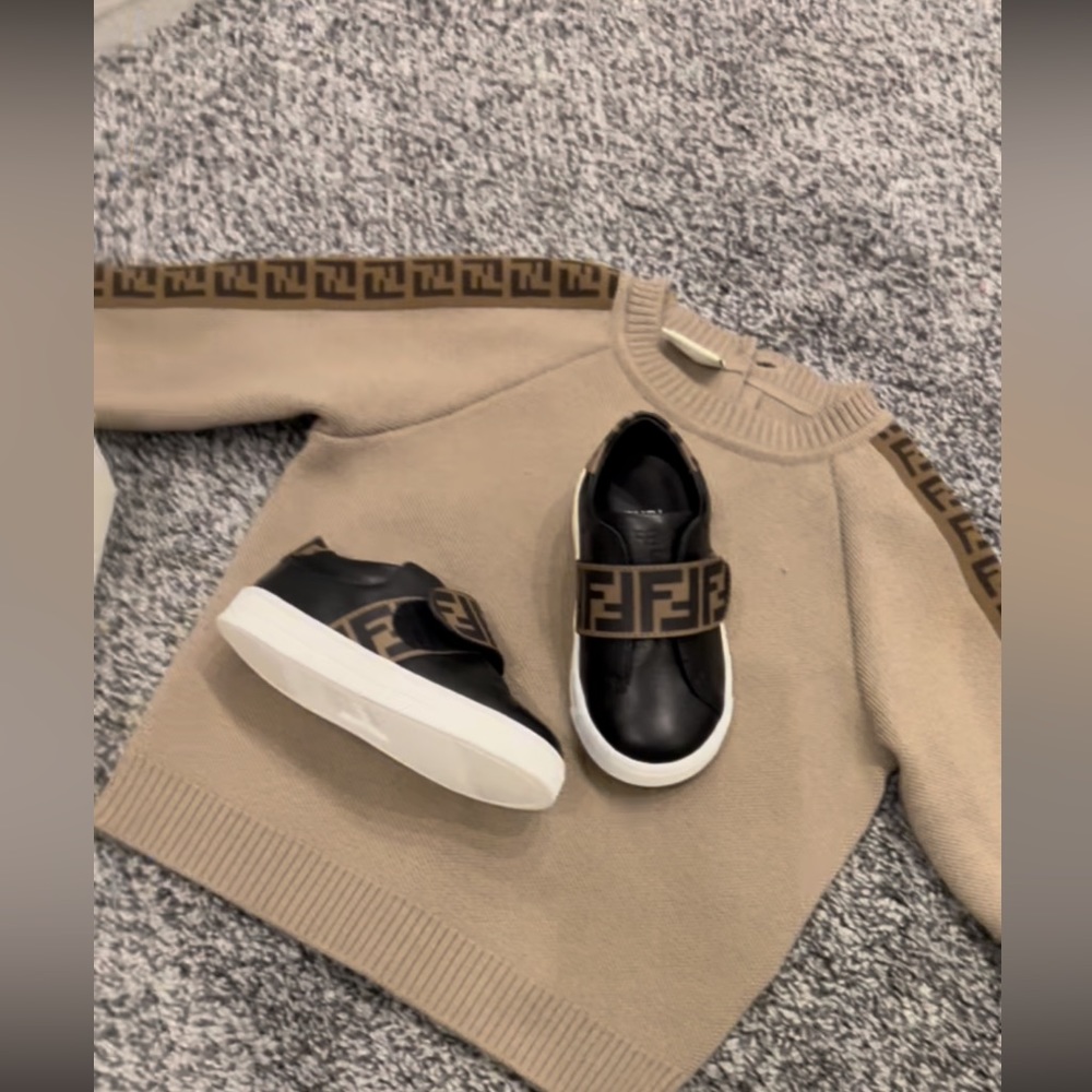 Brand new never wore fendi  sneakers size 22It which is 7c
